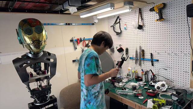 Workshop and robot